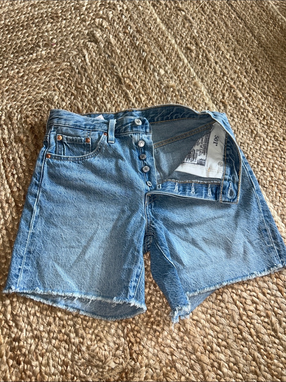 WOMENS LEVIS 501 shorts … 28 waist